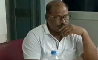 ବସ୍‌ଷ୍ଟାଣ୍ଡରେ ଲାଞ୍ଚ ନେଉଥିଲେ କିରାଣି, ମାଡ଼ିବସିଲା ଭିଜିଲାନ୍ସ