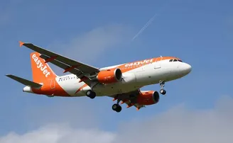 ମଝି ଆକାଶରେ ସାପ ଆତଙ୍କ, ଯାତ୍ରୀ ଭୟଭୀତ