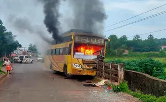 କଲଭର୍ଟରେ ପିଟି ହୋଇ ଜଳିଗଲା ବସ୍‌