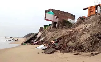 ସମୁଦ୍ର ଆଁରେ ଗାଁ; କାନ୍ଥରେ ବାଡ଼େଇ ହେଉଛି ସମୁଦ୍ର ଲହଡ଼ି