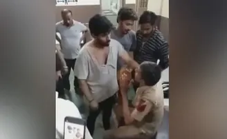 ଥାନା ଭିତରେ ପଶି ପୁଲିସକୁ ନିର୍ଧୁମ ପିଟିଲେ