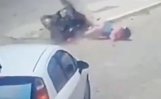 ଦୁଇ ଥର ବାଇକରଙ୍କ ଜୀବନ ବଞ୍ଚାଇଲା ହେଲମେଟ, ଦେଖନ୍ତୁ ଆଶ୍ଚର୍ଯ୍ୟ କରିବା ଭଳି ଭିଡିଓ