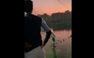 ଭୁଶୁଡ଼ିଲା ଝୁଲା ପୋଲ, ପାଣିରେ ଫସିଲେ ୧୦୦ ଜଣ