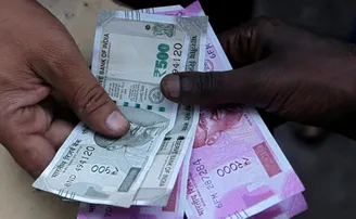 ଡଲାର ତୁଳନାରେ ପୁଣି ଦୁର୍ବଳ ହେଲା ଟଙ୍କା, ୮୩.୦୨ରେ ପହଞ୍ଚିଲା