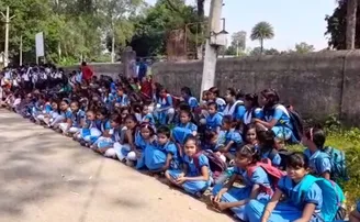 ସ୍କୁଲ୍‌ରେ ପଡ଼ିଲା ତାଲା, ଗେଟ୍‌ ଆଗରେ ବସିଲେ ଅଭିଭାବକ ଓ ପିଲା