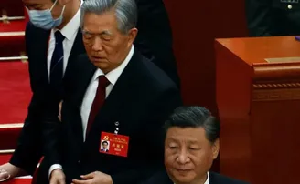 ସି ଜିନପିଙ୍ଗଙ୍କ ପାଖରେ ବସିଥିବା ପୂର୍ବତନ ରାଷ୍ଟ୍ରପତିଙ୍କୁ ବଳପୂର୍ବକ ଟେକି ନେଲେ !