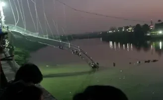 ଝୁଲା ପୋଲ ଭୁଶୁଡ଼ି ୪୦ ମୃତ, ଅନେକ ଆହତ