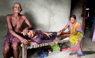 ଅସହାୟ ବାପାମାଆ: ୨୦ ବର୍ଷ ହେଲା ବିଛଣାରେ ପଡ଼ିଛି ଭେଣ୍ଡିଆ ପୁଅ