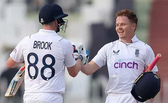 ପାକିସ୍ତାନୀ ବୋଲର ଧରାଶୟୀ, ପ୍ରଥମ ଦିନରେ ଇଂଲଣ୍ଡର ୪ ବ୍ୟାଟ୍ସମ୍ୟାନ୍ ମାରିଲେ ଶତକ