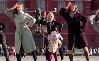 ରୁଷ ଯୁବତୀଙ୍କୁ ଘାରିଲା ‘ପୁଷ୍ପା’ ଫିଭର୍‌, ସାମି ସାମି ଗୀତରେ ଧୁମ୍ ନାଚିଲେ