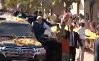 ସୁରକ୍ଷା ବଳୟକୁ ଡେଇଁ ଫୁଲମାଳ ପିନ୍ଧାଇବାକୁ ଉଦ୍ୟମ କରିଥିବା ବାଳକର ବୟାନ: ମୋଦି ଭଗବାନଙ୍କ ପରି