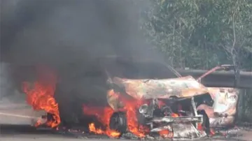 ରାସ୍ତା ଉପରେ ଜଳିଗଲା ଚଳନ୍ତା କାର