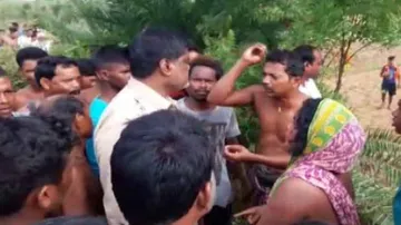 ହାତୀ ମୁଣ୍ଡ ନେଲା, ବନ ବିଭାଗ ଅଧିକାରୀ ମାଡ଼ ଖାଇଲେ