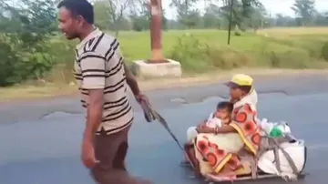 କାଠ ଗାଡ଼ିରେ ଗର୍ଭବତୀ ପତ୍ନୀ ଓ ଶିଶୁକୁ ଧରି ୮ଶହ କି.ମି ଚାଲିଲେ ଶ୍ରମିକ