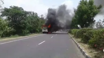 ରାସ୍ତାରେ ଜଳିଗଲା ଯାତ୍ରୀବାହୀ ବସ୍