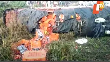 ଜଣେ ଚାଷୀକୁ ଧକା ଦେଇ ଓଲଟି ପଡ଼ିଲା ପରିବା ବୋଝେଇ ଟ୍ରକ୍‌