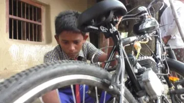 ୫ଶ୍ରେଣୀ ଛାତ୍ରଙ୍କ ମହତ ଉଦ୍ୟମ  ; ପେଟ୍ରୋଲ ଚାଳିତ ସାଇକେଲ ନିର୍ମାଣ କରି ଚର୍ଚ୍ଚାରେ