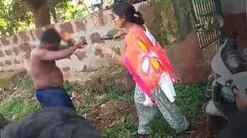 ମହଙ୍ଗା ପଡ଼ିଲା କମେଣ୍ଟ ମରା, ଜୋତାରେ ପିଟିଲେ ମହିଳା