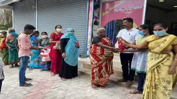 ଝିଅ ଭବିଷ୍ୟତ ପାଇଁ ରଖିଥିବା ସଞ୍ଚିତ ଅର୍ଥକୁ ଅସହାୟଙ୍କୁ ବାଣ୍ଟିଦେଲେ ବାପା