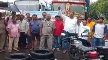 ବୀମା ଟଙ୍କା ନ ମିଳିବାରୁ ରାଜରାସ୍ତାରେ ଚାଷୀ