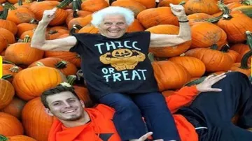 ପରିଣତ ବୟସର ବି ସେ ଷୋଳ ବୟସୀ...ଫଟୋ ସୋଶାଲ ମିଡ଼ିଆରେ ଭାଇରାଲ୍‌