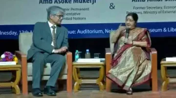 ଶାନ୍ତି ଚାହୁଁଥିବା ଇମ୍ରାନ୍‌ ମସୁଦ ଆଝାରଙ୍କୁ ଭାରତକୁ ଦେଇ ଦିଅନ୍ତୁ: ସୁଷମା