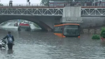 ପ୍ରବଳ ବର୍ଷାରେ ବେହାଲ ଦିଲ୍ଲୀ: ଚଳନ୍ତା ବସ୍‌ରେ ପଶିଗଲା ବର୍ଷା ପାଣି