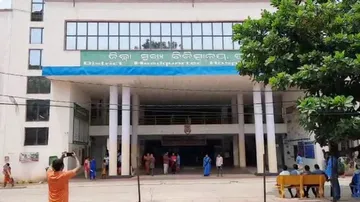 ମେଡିକାଲ୍‌ର ୩ ମହଲାରୁ ଡେଇଁ ଯୁବତୀଙ୍କ ଆତ୍ମହତ୍ୟା