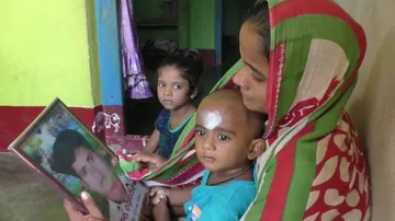 ମନେ ପଡ଼ି ଯାଉଛି ସୁଖର ଦିନ : ସ୍ୱାମୀଙ୍କ ଫଟୋକୁ ଛାତିରେ ଜାବୁଡ଼ି ବାହୁନି କାନ୍ଦୁଛନ୍ତି ବିଧବା ମହିଳା