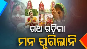 ଘରଘର ନାଦ ଶୁଣି ଥୟ ଧରିଲାନି ମନ, କିଏ ଗଳି ମୁହଁକୁ ତ କିଏ ଛାତକୁ ଧାଇଁଲା..