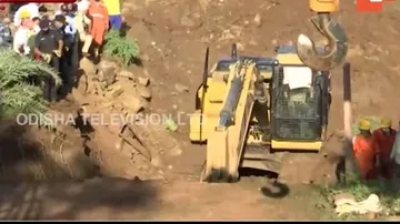 ଶିଶୁକୁ ବଞ୍ଚାଇବାକୁ ଯାଇ କୂଅ ଭିତରେ ପଡ଼ିଗଲେ ୨୦ରୁ ଉର୍ଦ୍ଧ ଲୋକ