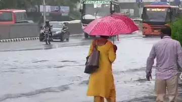 ମାୟାନଗରୀ ମୁମ୍ବାଇରେ ମୂଷଳ ଧାରାରେ ବର୍ଷା : ୩୨ ମୃତ, ରେଳ ଓ ବିମାନ ସେବା ବାଧାପ୍ରାପ୍ତ