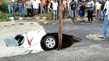 ହଠାତ୍‌ ଧସିଗଲା ରାସ୍ତା ଆଉ ଫସିଗଲା କନଷ୍ଟେବଲ୍‌ଙ୍କ କାର