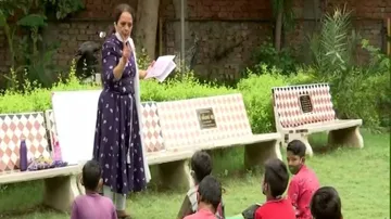 ପିଲାଙ୍କୁ ପାଠ ପଢାଇବା ପାଇଁ ଅଭିନବ କୌଶଳ ଆପଣାଇଛନ୍ତି ଏହି ଶିକ୍ଷୟିତ୍ରୀ