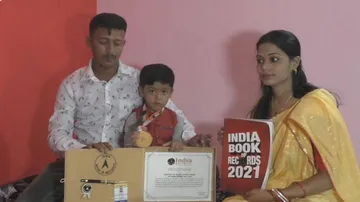 ୩୭ ସେକେଣ୍ଡରେ ୯ଫୁଟର ୩ଟି ଖମ୍ବକୁ ଚଢି ଇଣ୍ଡିଆ ବୁକ୍ ଅଫ୍ ରେକର୍ଡରେ ସ୍ଥାନ ପାଇଲେ ୫ ବର୍ଷର ସ୍ୱୟଂଶିବ