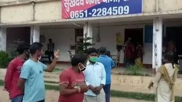 ବିବାହର ୧୭ ଦିନ ପରେ ସ୍ତ୍ରୀକୁ ପ୍ରେମିକ ହାତକୁ ଟେକିଦେଲା ସ୍ୱାମୀ