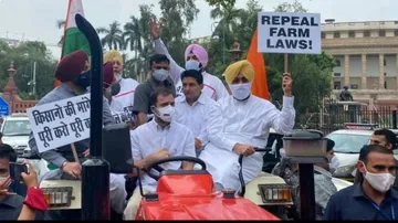କୃଷି ଆଇନକୁ ବିରୋଧ କରି ଟ୍ରାକ୍ଟରରେ ସଂସଦ ପହଞ୍ଚିଲେ ରାହୁଲ ଗାନ୍ଧୀ