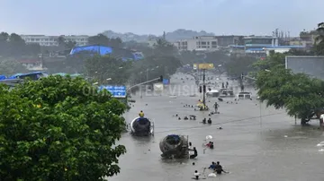 ମହାରାଷ୍ଟ୍ରରେ ବର୍ଷା ପରର ଆସିଲା ଭୟଙ୍କର ଚିତ୍ର: ଗଛରେ ଲାଗିଛି କାର୍‌, ୧୫୦ ଜଣଙ୍କଠୁ ଅଧିକ ଲୋକଙ୍କ ଗଲାଣି ଜୀବନ