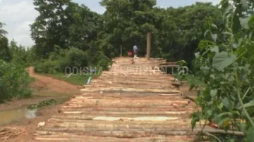 ଗୁହାରୀ ଶୁଣିଲାନି ପ୍ରଶାସନ, ନିଜସ୍ୱ ଉଦ୍ୟମରେ କଲେ କାଠ ପୋଲ ତିଆରି କଲେ ଗ୍ରାମବାସୀ