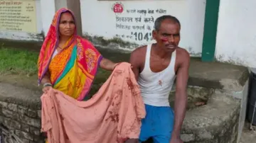 ଟିକା ନେବା ପାଇଁ ଦୁଇଗୋଷ୍ଠୀ ମଧ୍ୟରେ ସଂଘର୍ଷ : ଜୀବନ ବଞ୍ଚାଇ ଘଟଣାସ୍ଥଳରୁ ଛୁ ମାରିଲେ ସ୍ୱାସ୍ଥ୍ୟକର୍ମୀ