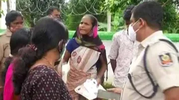 ଗଣ ଶିକ୍ଷା ମନ୍ତ୍ରୀଙ୍କ ଘର ଆଗରେ ଆତ୍ମହତ୍ୟା ଉଦ୍ୟମ କଲେ ମା’-ପୁଅ