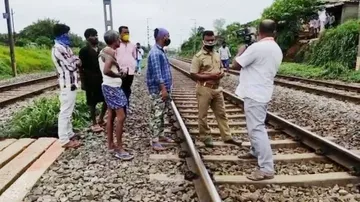 ସ୍ୱାମୀଙ୍କ ସହ କାର୍‌ରେ ବାପ ଘରକୁ ଯାଉଥିଲେ, ଗାଡ଼ିରୁ ଓହ୍ଲାଇ ଟ୍ରେନ୍‌ ସାମ୍ନାକୁ ଡେଇଁ ପଡ଼ିଲେ ମହିଳା