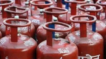 ବଢ଼ିଲା LPG ଗ୍ୟାସ୍‌ ସିଲିଣ୍ଡର ଦାମ୍‌