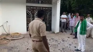 ବିଧାୟିକାଙ୍କ ଘରେ ଦୁର୍ବୃତ୍ତଙ୍କ ଲଙ୍କାକାଣ୍ଡ; ଖଣ୍ଡାରେ ହାଣିଲେ ବାଇକ୍‌, ସମର୍ଥକଙ୍କୁ ବୋମାମାଡ଼ !