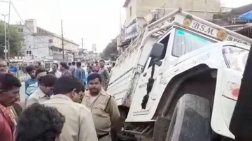 ମନ୍ଦିରରୁ ଘରକୁ ଫେରୁଥିଲେ, ଚଢ଼ିଗଲା ପିକ୍‌ଅପ୍‌ ଭ୍ୟାନ୍‌