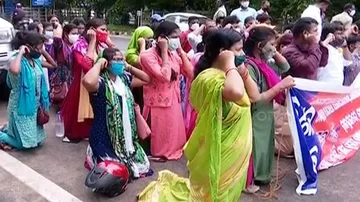 ବିଧାନସଭା ଆଗରେ କାନ ଧରି ଆଣ୍ଠେଇଲେ ଆଶାୟୀ ଶିକ୍ଷକ