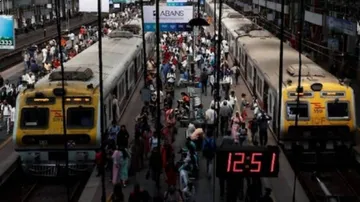 ମୁମ୍ବାଇରେ କୋହଳ ହେଲା କଟକଣା, ଚାଲିବ ଲୋକାଲ ଟ୍ରେନ୍‌ କିନ୍ତୁ ଗୋଟିଏ ସର୍ତ୍ତରେ..