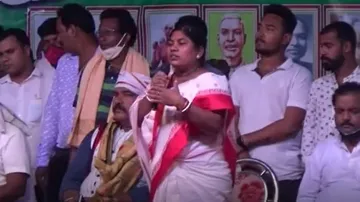 ମଞ୍ଚ ଉପରେ ୫୦ରୁ ଅଧିକ ନେତା ଓ କର୍ମୀ ହେଲେ କାହାରି ମୁହଁରେ ନାହିଁ ମାସ୍କ