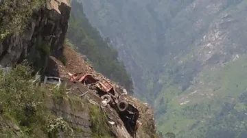 କିନ୍ନୌରରେ ବଡ଼ ଧରଣର ଭୂସ୍ଖଳନ : ପୋତି ହୋଇଗଲା ୪୦ଜଣ ଯାତ୍ରୀଙ୍କୁ ନେଇ ଯାଉଥିବା ବସ