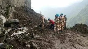 ହିମାଚଳରେ ଭୂସ୍ଖଳନ: ୧୧ ମୃତ। ମୁଖ୍ୟମନ୍ତ୍ରୀଙ୍କ ସହ ଫୋନ୍‌ରେ କଥା ହେଲେ ଗୃହମନ୍ତ୍ରୀ